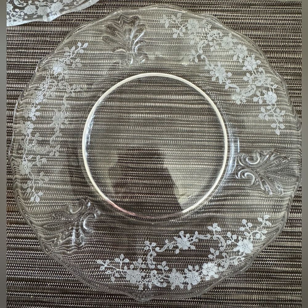 Elegant Clear Glass Dinner Plates - Picture 3 of 7